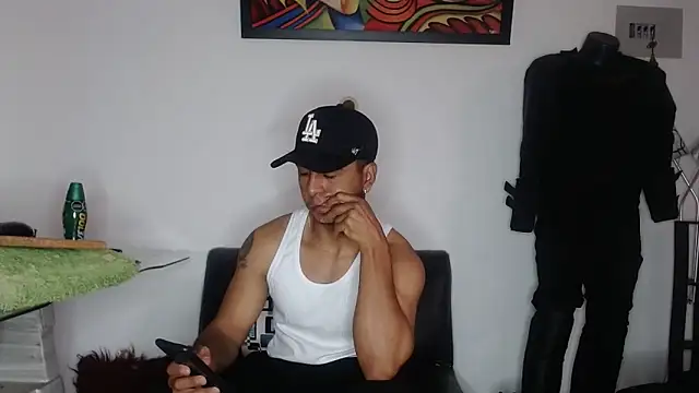 Snapshot of Black_hot266 chatting on April 2026 02:32:01 PM Black hot266 online show from April 2026 02:32:01 PM