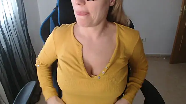 Snapshot of LARACRUZ30 chatting on February 2026 03:45:02 PM LARACRUZ30 online show from February 2026 03:45:02 PM