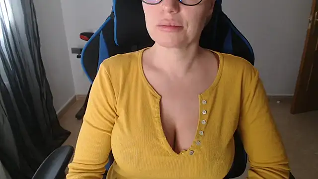 Snapshot of LARACRUZ30 chatting on March 2026 04:46:01 PM LARACRUZ30 online show from March 2026 04:46:01 PM