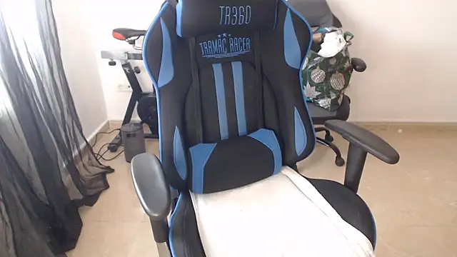 Snapshot of LARACRUZ30 chatting on April 2026 02:55:02 PM LARACRUZ30 online show from April 2026 02:55:02 PM