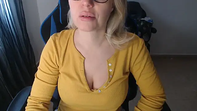 Snapshot of LARACRUZ30 chatting on April 2026 06:18:01 AM LARACRUZ30 online show from April 2026 06:18:01 AM