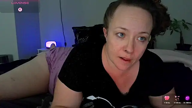 Snapshot of julimonroe chatting on March 2026 03:32:01 AM julimonroe online show from March 2026 03:32:01 AM