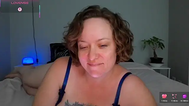 Snapshot of julimonroe chatting on April 2026 03:04:02 AM julimonroe online show from April 2026 03:04:02 AM