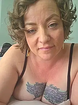 Snapshot of julimonroe chatting on April 2026 03:10:02 PM julimonroe online show from April 2026 03:10:02 PM