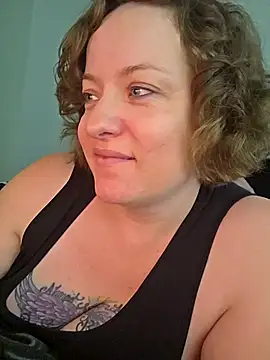 Snapshot of julimonroe chatting on April 2026 02:10:02 PM julimonroe online show from April 2026 02:10:02 PM