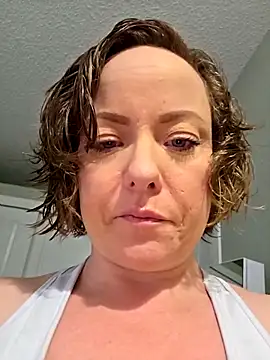 Snapshot of julimonroe chatting on May 2026 02:14:01 PM julimonroe online show from May 2026 02:14:01 PM
