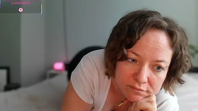 Snapshot of julimonroe chatting on May 2026 03:06:02 PM julimonroe online show from May 2026 03:06:02 PM