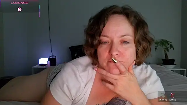 Snapshot of julimonroe chatting on May 2026 04:40:01 AM julimonroe online show from May 2026 04:40:01 AM
