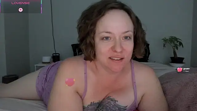 Snapshot of julimonroe chatting on May 2026 03:56:01 AM julimonroe online show from May 2026 03:56:01 AM