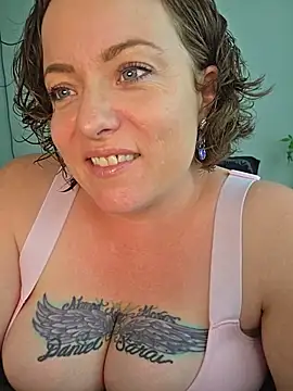Snapshot of julimonroe chatting on May 2026 12:30:02 AM julimonroe online show from May 2026 12:30:02 AM