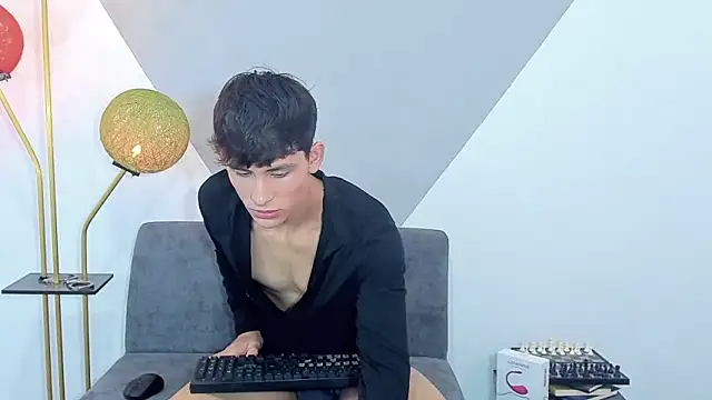 Snapshot of logan_thomas chatting on December 2024 08:05:01 AM logan thomas online show from December 2024 08:05:01 AM