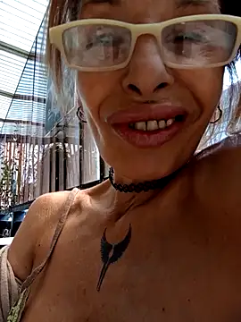 Snapshot of FrozenWaffle chatting on December 2025 03:50:02 PM FrozenWaffle online show from December 2025 03:50:02 PM