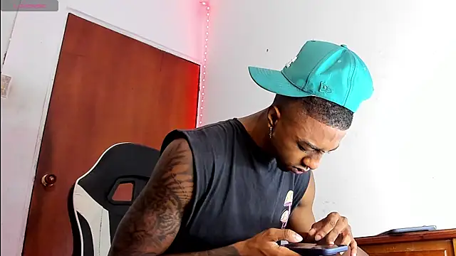 Snapshot of YeremiBrowm chatting on December 2024 04:16:01 PM YeremiBrowm online show from December 2024 04:16:01 PM