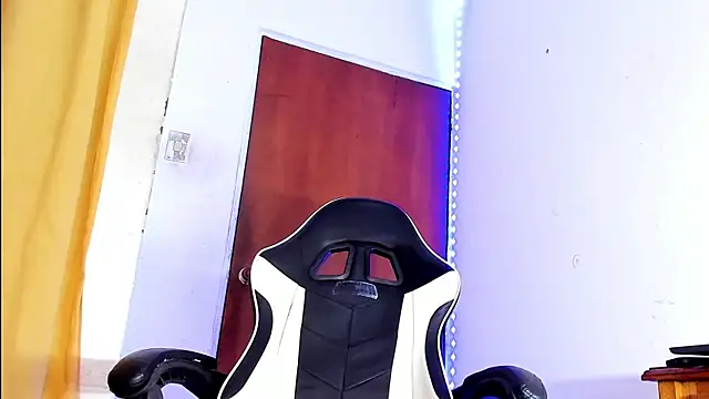 Snapshot of YeremiBrowm chatting on January 2025 10:37:02 PM YeremiBrowm online show from January 2025 10:37:02 PM