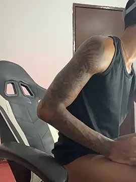 Snapshot of YeremiBrowm chatting on February 2025 11:12:02 PM YeremiBrowm online show from February 2025 11:12:02 PM