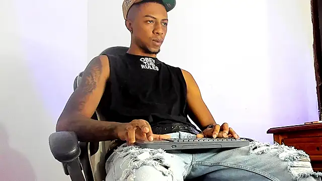 Snapshot of YeremiBrowm chatting on March 2025 10:39:02 PM YeremiBrowm online show from March 2025 10:39:02 PM