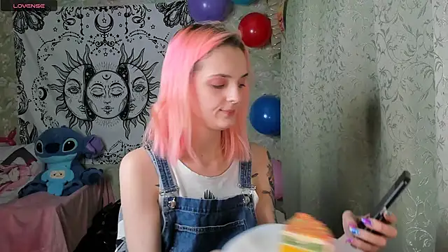 Snapshot of Cutie_Adelia chatting on December 2024 01:28:01 PM Cutie Adelia online show from December 2024 01:28:01 PM