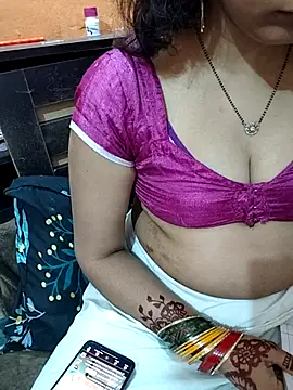 Snapshot of Diya_143 chatting on April 2026 07:18:02 PM Diya 143 online show from April 2026 07:18:02 PM