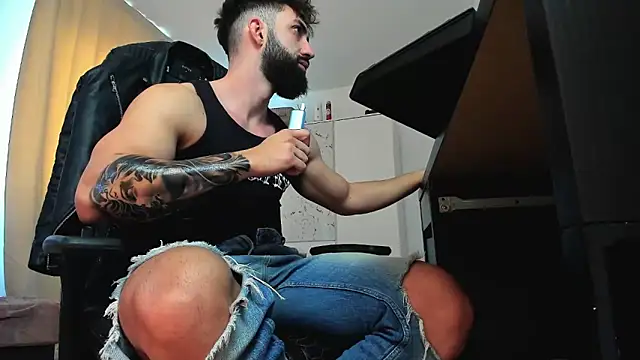 Snapshot of liamaesthetic chatting on April 2026 07:14:01 AM liamaesthetic online show from April 2026 07:14:01 AM