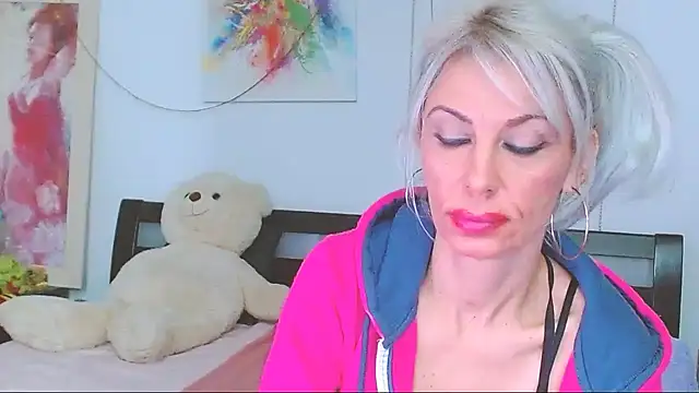 HoneyLara online show from December 2025 07:10:01 PM