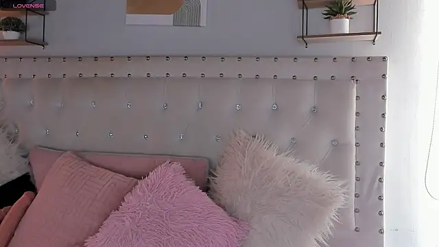 Atenea Klett  online show from September 2025 01:59:01 PM