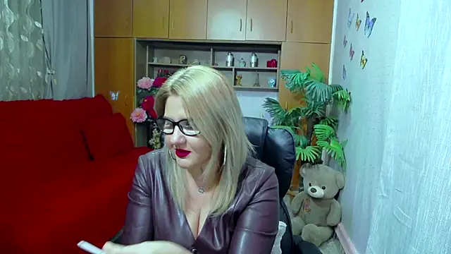 LucilleFenlys online show from December 2024 12:20:01 AM