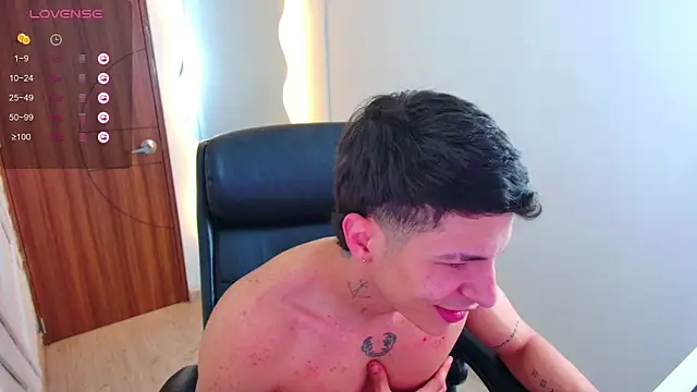 Snapshot of harrisoncuper chatting on November 2025 11:04:02 PM harrisoncuper online show from November 2025 11:04:02 PM