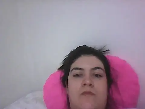 Snapshot of lauratobon chatting on June 2026 06:49:01 AM lauratobon online show from June 2026 06:49:01 AM
