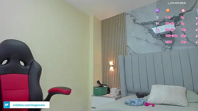 MAGIEVANS1 online show from October 2025 12:33:01 PM