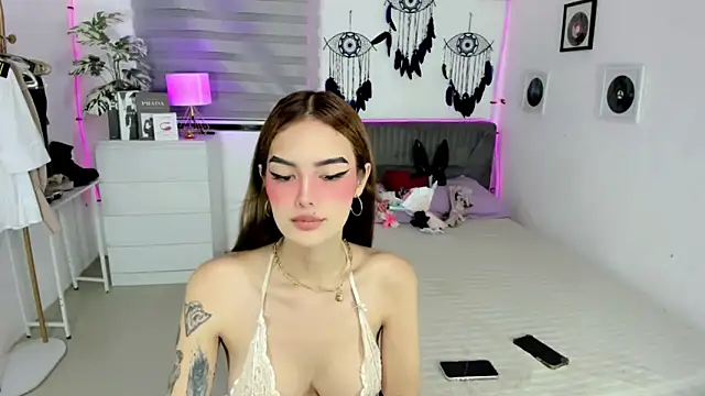 AlexandraMooree online show from June 2026 09:28:01 PM