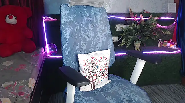 Snapshot of Beyond_Cuteness_ chatting on February 2025 07:25:02 PM Beyond Cuteness online show from February 2025 07:25:02 PM