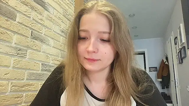 CharmingSarah online show from May 2026 02:00:01 PM