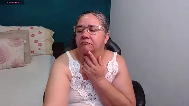 Snapshot of scaelettdubois chatting on April 2026 02:18:01 AM scaelettdubois online show from April 2026 02:18:01 AM