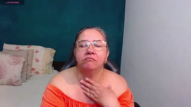 Snapshot of scaelettdubois chatting on May 2026 01:57:01 AM scaelettdubois online show from May 2026 01:57:01 AM