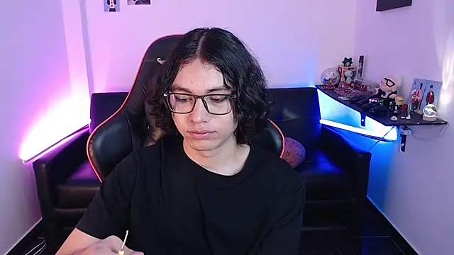 Snapshot of malik_harrison__ chatting on January 2025 05:10:02 PM malik harrison online show from January 2025 05:10:02 PM