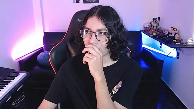 Snapshot of malik_harrison__ chatting on February 2025 02:15:02 PM malik harrison online show from February 2025 02:15:02 PM