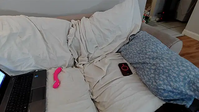 Snapshot of EmoDream1998 chatting on February 2025 06:34:02 PM EmoDream1998 online show from February 2025 06:34:02 PM