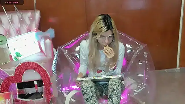 Skinygirl online show from February 2026 10:20:02 PM