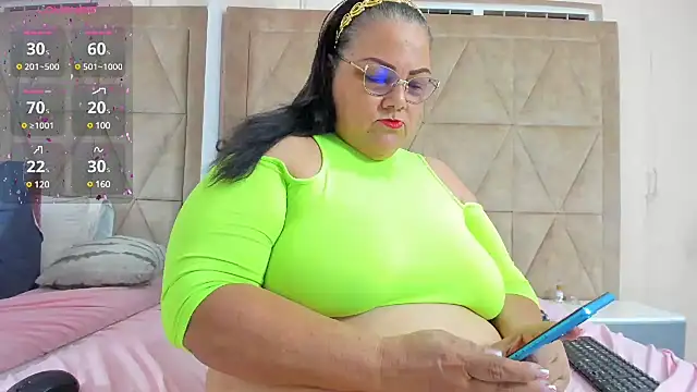 Snapshot of mommy_cute chatting on February 2025 10:31:01 PM mommy cute online show from February 2025 10:31:01 PM