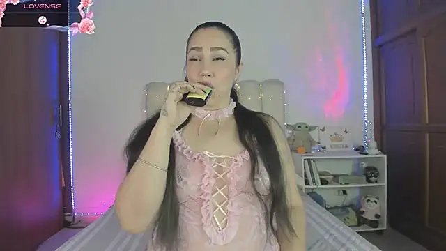 Snapshot of yelenaowens chatting on May 2026 01:24:02 AM yelenaowens online show from May 2026 01:24:02 AM