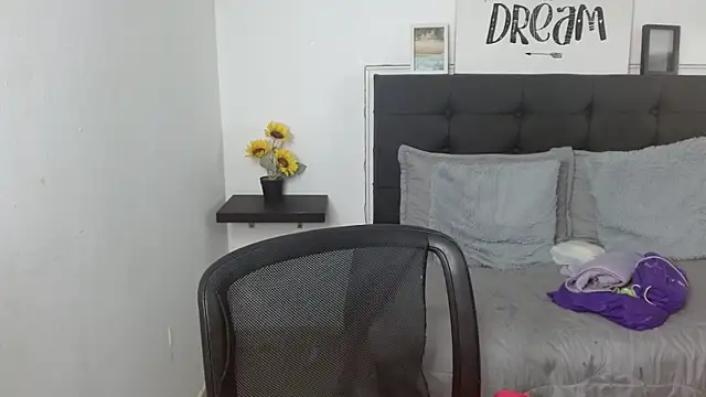 vaness weet online show from September 2025 07:58:01 PM