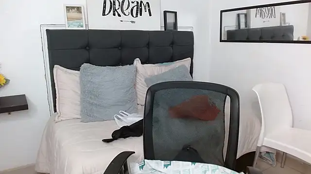 vaness weet online show from September 2025 08:36:02 PM