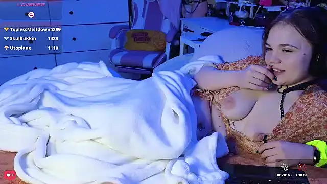 Snapshot of Cutiepiespanks chatting on February 2025 07:34:01 AM Cutiepiespanks online show from February 2025 07:34:01 AM