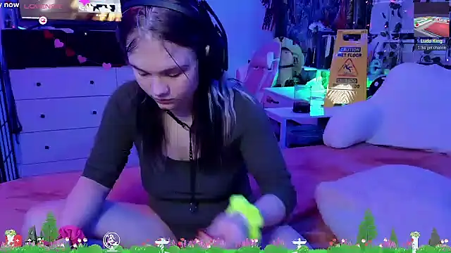 Snapshot of Cutiepiespanks chatting on March 2025 01:06:02 PM Cutiepiespanks online show from March 2025 01:06:02 PM