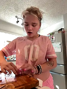 Snapshot of Cutiepiespanks chatting on October 2025 09:14:02 PM Cutiepiespanks online show from October 2025 09:14:02 PM