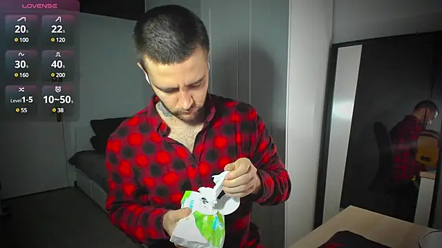 Snapshot of HonestAndrew chatting on January 2025 06:35:01 AM HonestAndrew online show from January 2025 06:35:01 AM