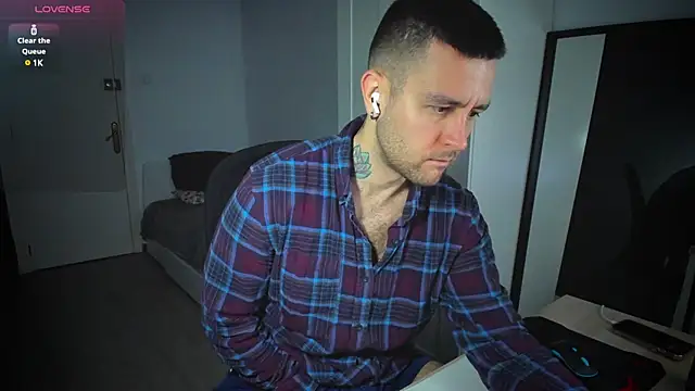 Snapshot of HonestAndrew chatting on March 2025 07:10:01 AM HonestAndrew online show from March 2025 07:10:01 AM