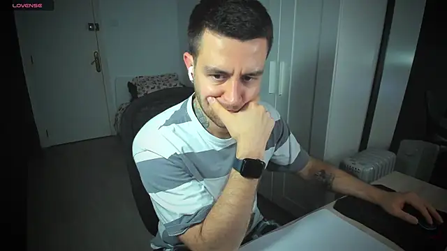 Snapshot of HonestAndrew chatting on March 2025 06:42:01 PM HonestAndrew online show from March 2025 06:42:01 PM