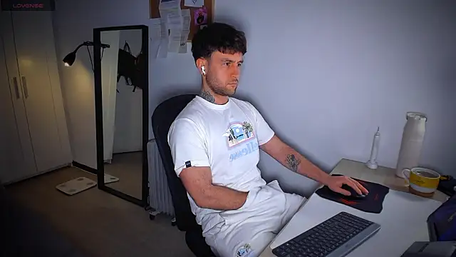 Snapshot of HonestAndrew chatting on February 2026 08:24:01 PM HonestAndrew online show from February 2026 08:24:01 PM