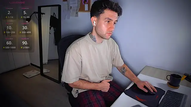 Snapshot of HonestAndrew chatting on February 2026 06:42:02 AM HonestAndrew online show from February 2026 06:42:02 AM